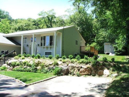 414 Middlebridge Rd, South Kingstown, RI, 02879-7142 | Card Image