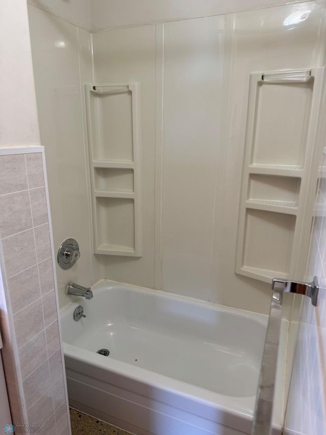 Upstairs bath | Image 25