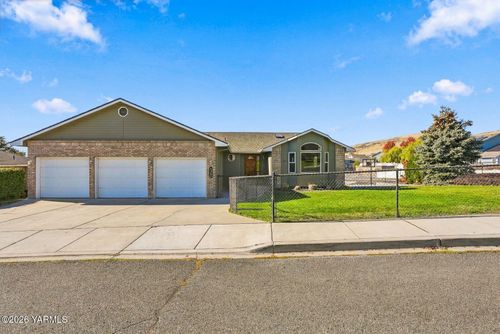 4940 N Sky Vista Ave, Yakima, WA, 98901-1621 | Card Image
