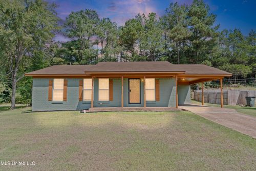 530 Sanders Ave, Holly Springs, MS, 38635-1715 | Card Image