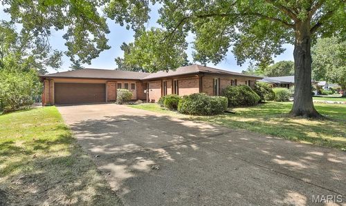 208 Fawn Meadows Dr, Ballwin, MO, 63011-3817 | Card Image