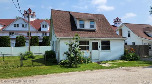 9825 Willow Ct, Clay, MI, 48001-4257 | Card Image