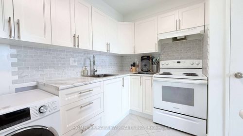 909-4645 Jane St, North York, ON, M3N2K9 | Card Image