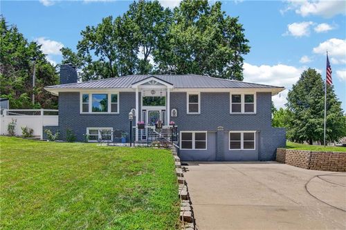 3204 Sw Shadow Brook Dr, Blue Springs, MO, 64015-3490 | Card Image