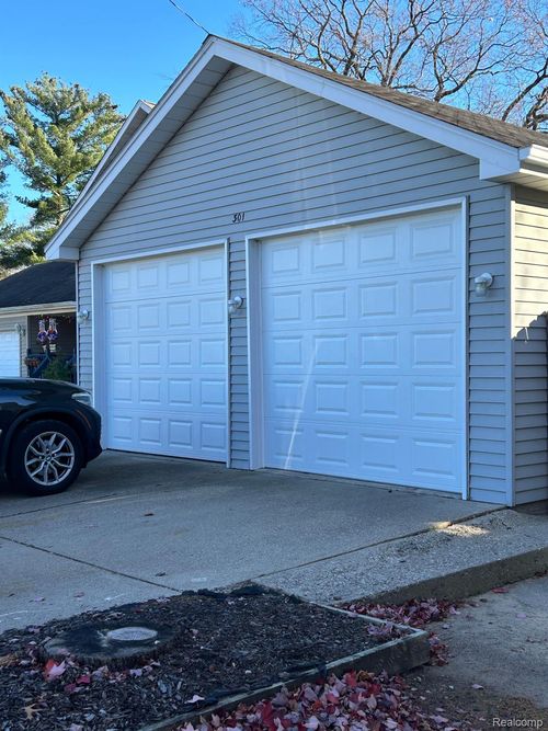 301 S West St, Fenton, MI, 48430-2027 | Card Image