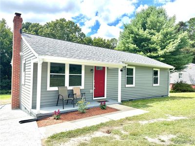 View of front facade featuring covered porch and a front yard | Image 1