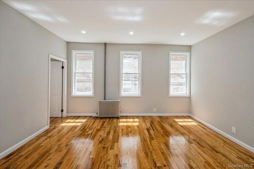 3585 Fish Ave, Bronx, NY, 10469-1510 | Card Image