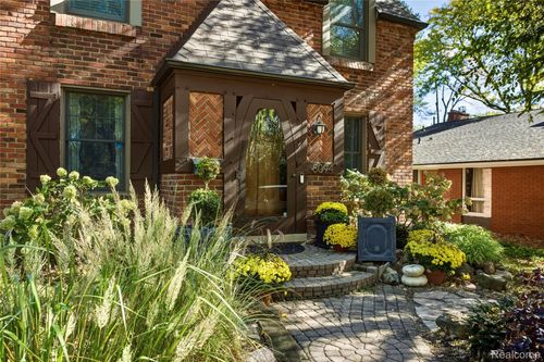 8094 Huntington Rd, Huntington Woods, MI, 48070-1641 | Card Image