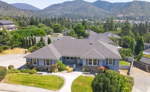 923 Nw Valley View Dr, Grants Pass, OR, 97526-6330 | Card Image
