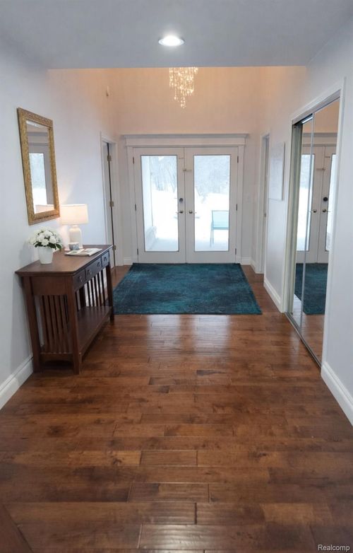 5106 Deer Run Cir, Orchard Lake, MI, 48323-1508 | Card Image