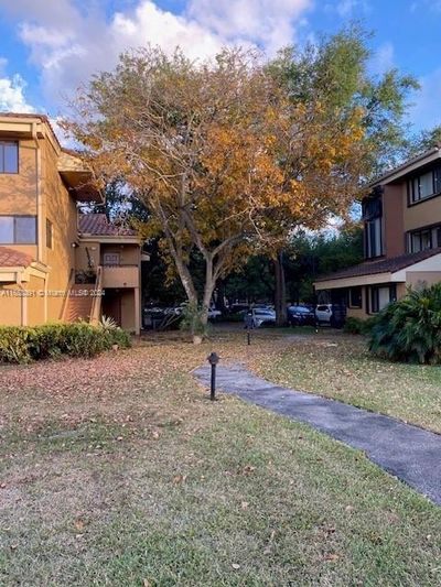 202-21 - 15545 N Miami Lakeway N, Condo with 2 bedrooms, 2 bathrooms and null parking in Miami Lakes FL | Image 1