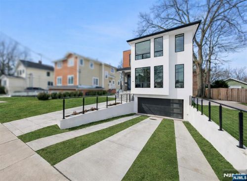 43 Grove St, Tenafly, NJ, 07670-1709 | Card Image