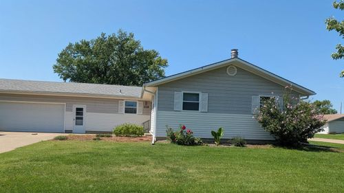 113 Floral Dr, Hillsboro, KS, 67063-1322 | Card Image
