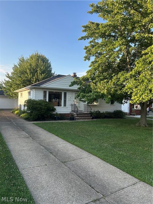 10982 Naomi Dr, Parma, OH, 44130-1550 | Card Image