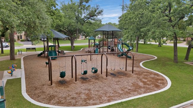 Oakhurst Community park with play area about one block away | Image 40