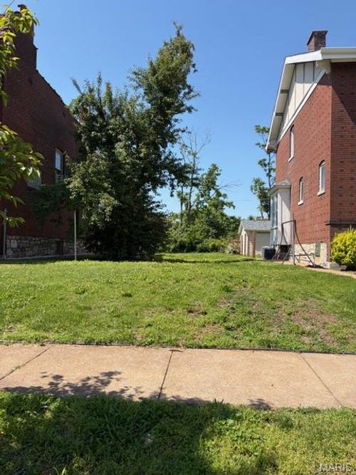 5766 De Giverville Ave, Saint Louis, MO, 63112-1615 | Card Image