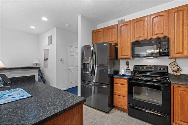 An island with ledge overlooks the eating area. | Image 14