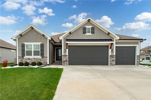 228 Sw Davenport Dr, Blue Springs, MO, 64014-7852 | Card Image