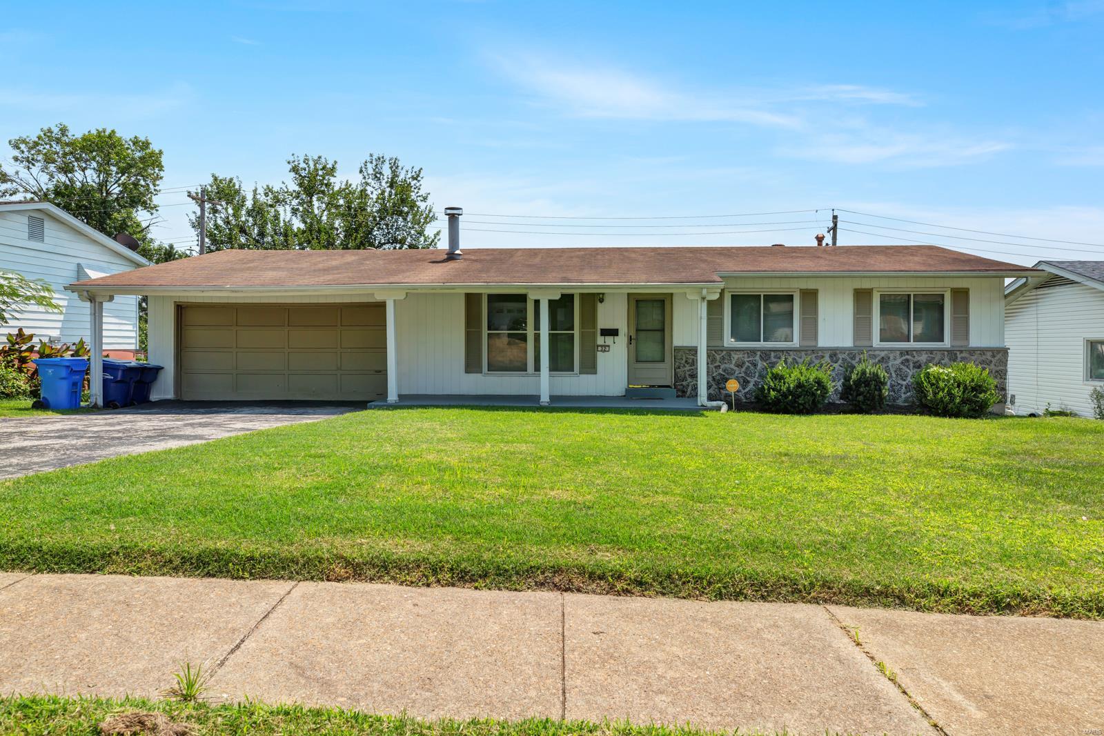 Gray Brooke Ln, Florissant, MO 63031
