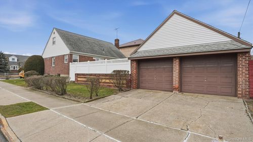 8357 251st Street, New York, NY, 11426 | Card Image