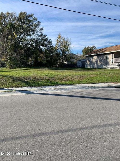 187 Maple St, Biloxi, MS, 39530-4631 | Card Image