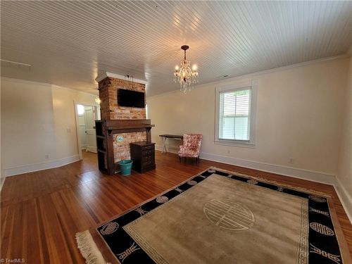 d-207 W Main St, Pilot Mountain, NC, 27041-9301 | Card Image