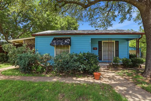 902 W Bridge St, Granbury, TX, 76048-2018 | Card Image