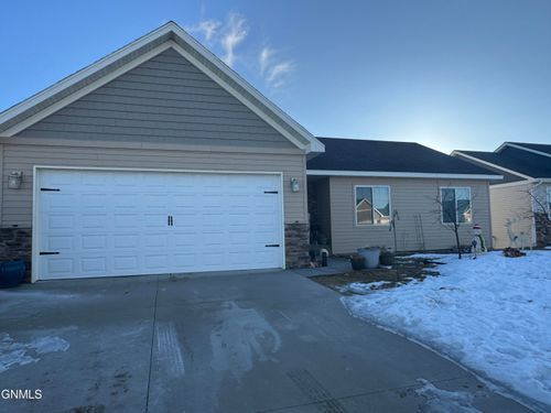 321 27th Ave Ne, Watford City, ND, 58854-7155 | Card Image