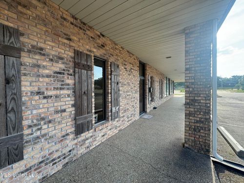 326 Courthouse Rd, Gulfport, MS, 39507-1807 | Card Image