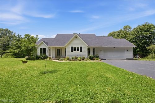18330 Shaw Rd, Chagrin Falls, OH, 44023-9525 | Card Image