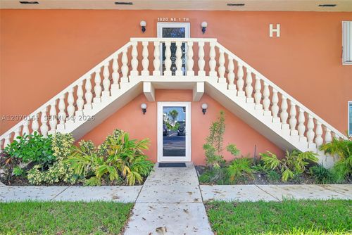 109h-1920 Ne 1st Ter, Wilton Manors, FL, 33305-2002 | Card Image
