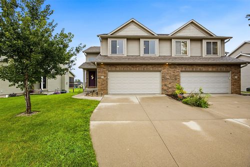 90 S Park Ridge Road, North Liberty, IA, 52317 | Card Image