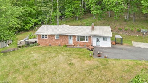 977 Buck Mountain Cir, West Jefferson, NC, 28694-7329 | Card Image
