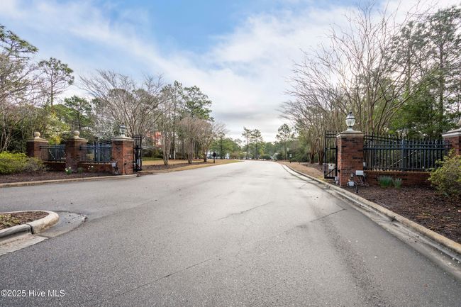 Gated entrance | Image 13