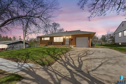 2304 S Braemar Dr, Sioux Falls, SD, 57105-4126 | Card Image