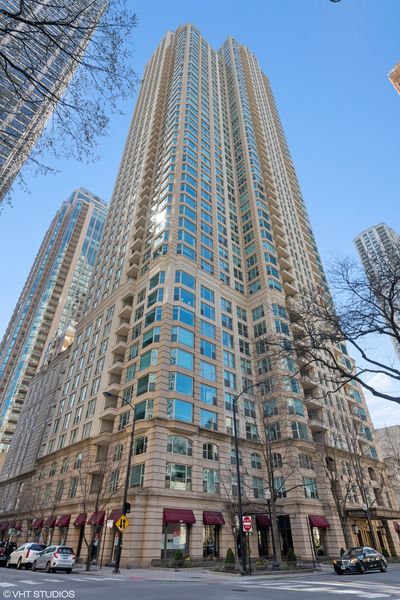 4401 - 25 E Superior Street, Condo with 3 bedrooms, 3 bathrooms and 2 parking in Chicago IL | Image 1