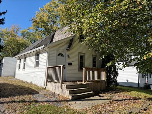 227 N East St, Medina, OH, 44256-1935 | Card Image