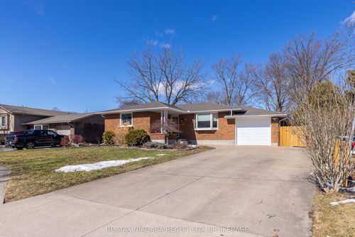 5 Aberdeen Cir, Saint Catharines, ON, L2T2B7 | Card Image