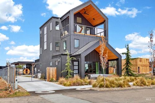 114 E 33rd St, Garden City, ID, 83714-6613 | Card Image