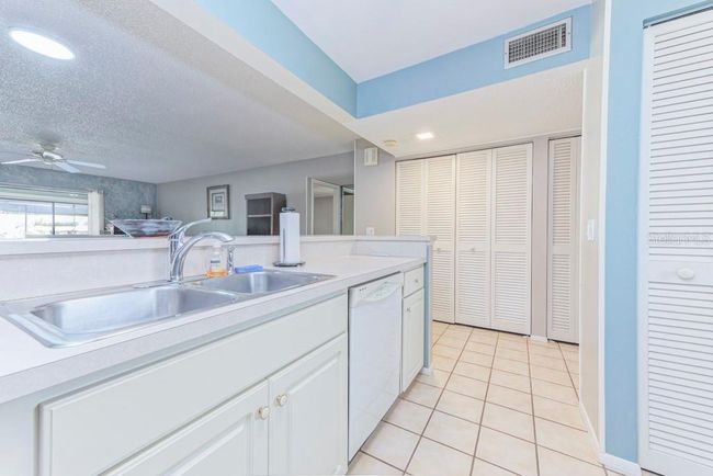 597 Lakeside Dr, Condo with 2 bedrooms, 2 bathrooms and null parking in BRADENTON FL | Image 10
