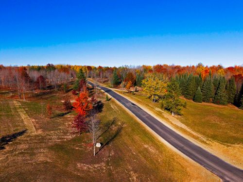 5803 Old Oaks Dr, Davisburg, MI, 48350 | Card Image