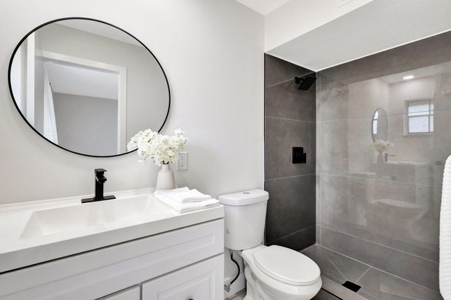 733 Nantucket Cir, Condo with 2 bedrooms, 2 bathrooms and null parking in Lake Worth FL | Image 18