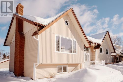 37 Raynham Ave, Gander, NL, A1V2J3 | Card Image