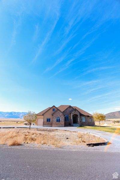 3134 W Ridgeline Rd, House other with 6 bedrooms, 3 bathrooms and 3 parking in Stockton UT | Image 2