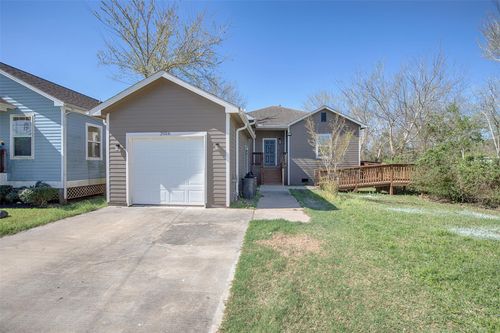 2016 Avenue H, Dickinson, TX, 77539-3516 | Card Image