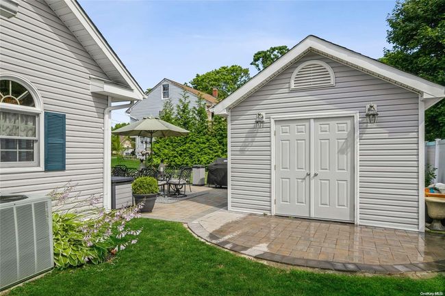 821 Peconic St, House other with 3 bedrooms, 2 bathrooms and null parking in Ronkonkoma NY | Image 6