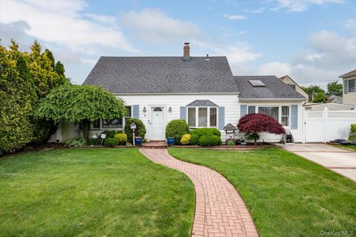 4 Water Ln N, Levittown, NY, 11756-4402 | Card Image