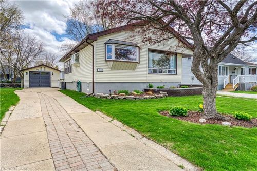 711 Michigan Ave, Point Edward, ON, N7V1G9 | Card Image