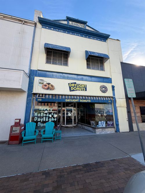 910 Main St, Winfield, KS, 67156-3605 | Card Image