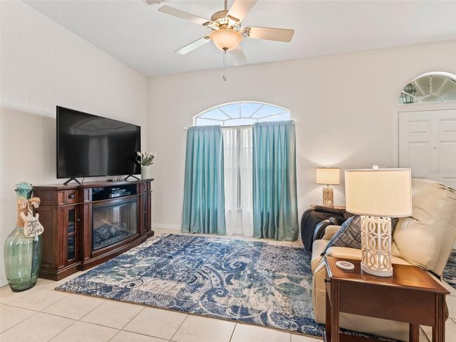 Spacious living area | Image 8